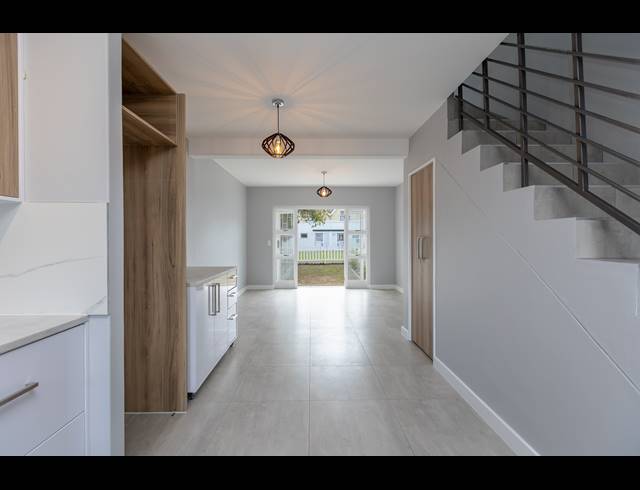 2 BEDROOM SECTIONAL TITLE RENTED IN RONDEBOSCH EAST